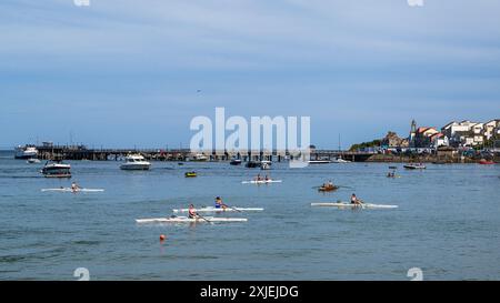 Leute in Kajaks in Swanage Bay, Swanage, Dorset, England Stockfoto