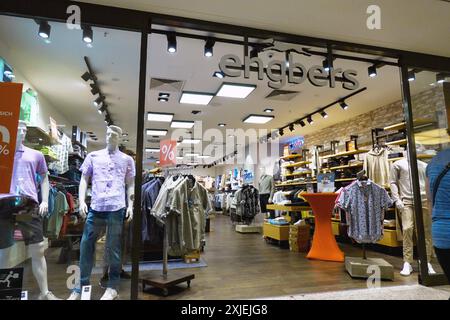 engbers Filiale Herrenmode - gesehen am 15.07.2024 im Leine Einkaufszentrum LEZ Hannover-Laatzen *** engbers Store Herrenmode gesehen am 15 07 2024 in Leine Einkaufszentrum LEZ Hannover Laatzen Stockfoto