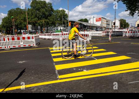 Baustellenbarrieren an der Bonner Straßenecke Bayenthalguertel, gelb markierter Querweg, Radfahrer. Köln, Deutschland. ###NUR REDAKTIONELLE VERWENDUNG### BAU Stockfoto