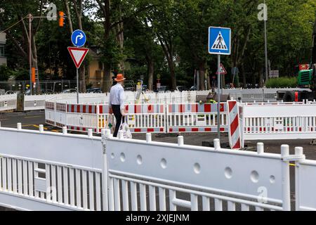 Baustellenbarrieren an der Bonner Straßenecke Bayenthalguertel, Köln, Deutschland. Baustellenabsperrungen auf der Bonner Straße Ecke Bayenthalgue Stockfoto