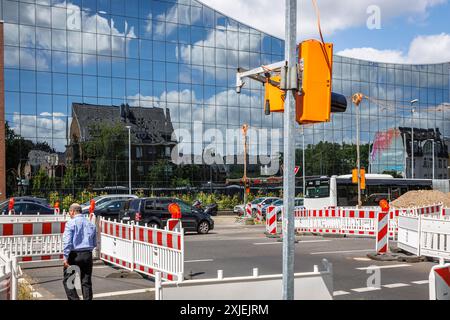 Baustellenbarrieren an der Bonner Straße, Glasfassade eines Bürogebäudes, Ampel, Köln, Deutschland. Baustellenabsperrungen auf der Bonne Stockfoto