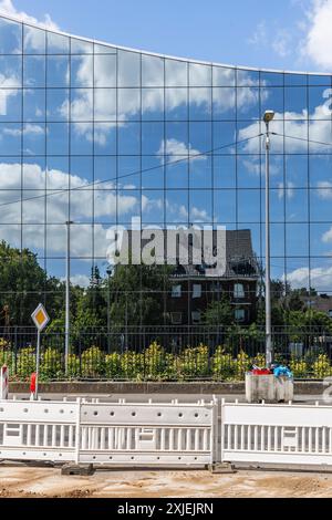 Baustellenbarrieren an der Bonner Straße, Glasfassade eines Bürogebäudes, Köln, Deutschland. Baustellenabsperrungen auf der Bonner Straße, Glas Stockfoto