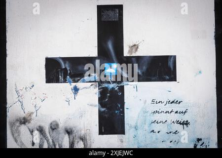 Navigationsschild am Rheinufer mit Aufkleber „Köln kifft“, Köln, Deutschland. Schifffahrtszeichen am Rheinufer mit Aufk Stockfoto