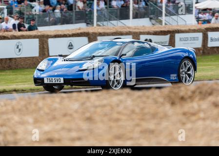 2023 Gordon Murray Automotive T.50 PS4-Auto fährt beim Goodwood Festival of Speed 2024 Motorsport Event in West Sussex, Großbritannien, die bergauf klettern Stockfoto