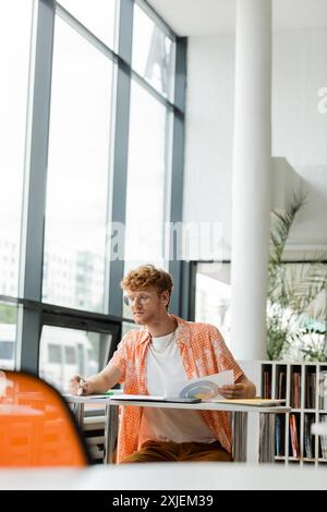 Ein Mann, der sich auf einen Schreibtisch in einem Büro konzentriert. Stockfoto
