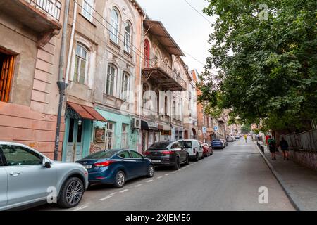 Tiflis, Georgien - 24. JUNI 2024: Straßenblick und traditionelle Architektur in der Altstadt von Tiflis, Georgien. Stockfoto