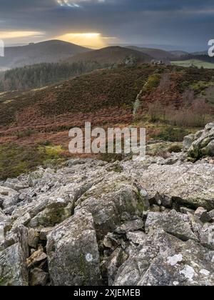 Dramatische Landschaft und Aussicht von den Stiperstones, einem freiliegenden Quarzitgrat in South Shropshire, Großbritannien Stockfoto