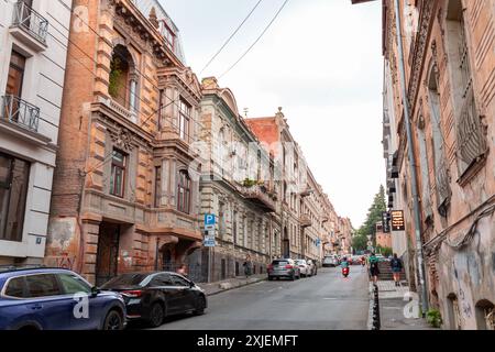 Tiflis, Georgien - 24. JUNI 2024: Straßenblick und traditionelle Architektur in der Altstadt von Tiflis, Georgien. Stockfoto