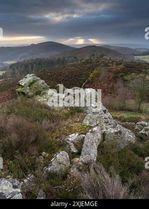 Dramatische Landschaft und Aussicht von den Stiperstones, einem freiliegenden Quarzitgrat in South Shropshire, Großbritannien Stockfoto