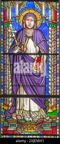 PERUGIA, ITALIEN - 15. MAI 2024: Das Detail aus Buntglas mit der Heiligen Elisabeth von Ungarn in der Kirche Basilica di San Domenico entworfen Stockfoto