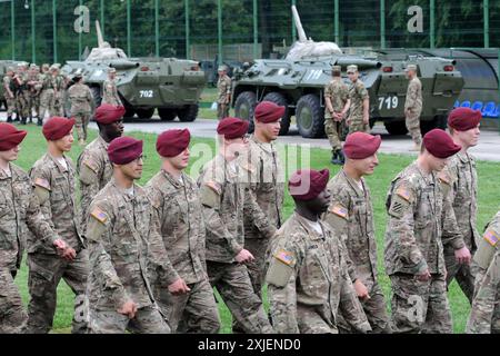 Javoriv, Ukraine - 20. Juli 2015: US-AMERIKANISCHE und ukrainische Soldaten bei der Eröffnungszeremonie von 'Rapid Trident-2015', internationale Militärübungen in Ukr Stockfoto