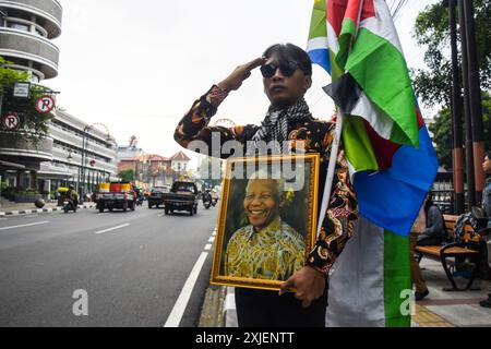 Bandung, West-Java, Indonesien. Juli 2024. Künstler von Art Solidarity for Palestine feiern einen einstündigen Gruß während einer Aktion zum Nelson Mandela International Day in Bandung. Der Nelson Mandela International Day wird jeden 18. Juli gefeiert, um das Leben und das Vermächtnis des ehemaligen südafrikanischen Präsidenten Nelson Mandela zu ehren. In ihrer Aktion brachten sie auch Nelson Mandelas Haltung zur Unterstützung der palästinensischen Unabhängigkeit zum Ausdruck. (Kreditbild: © Dimas Rachmatsyah/ZUMA Press Wire) NUR REDAKTIONELLE VERWENDUNG! Nicht für kommerzielle ZWECKE! Stockfoto