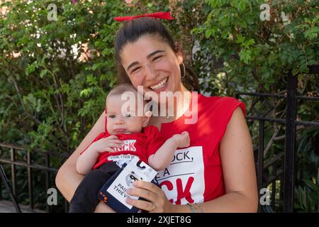 New York, Usa. Juli 2024. Adina Lichtman mit Son Isaac nimmt an der Power of 10-Kampagne an der North Side des Washington Square Park in New York Teil. Pair of Thieves feiert sein 10-jähriges Jubiläum, als es 100.000 Paar Socken in Zusammenarbeit mit 10 Organisationen im ganzen Land spendete, um unterversorgte Gruppen und Minderheiten zu unterstützen. Das Unternehmen verwendet Swass-Free-Technologie zur Herstellung seiner Produkte. (Foto: Lev Radin/Pacific Press) Credit: Pacific Press Media Production Corp./Alamy Live News Stockfoto