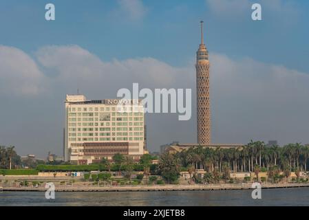 Kairo, Ägypten. Juli 2024. Cairo Tower und Novotel in der El Gezira Street, Zamalek, Kairo, neben der Kasr El Nil Brücke über den Nil. Quelle: SOPA Images Limited/Alamy Live News Stockfoto