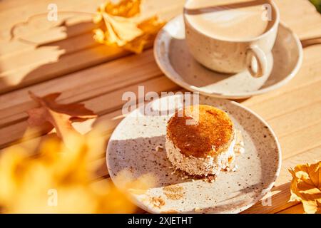 Ästhetisches vegetarisches Karottendessert mit Agavendicksaft. Kein Backen und kein Zuckerkuchen mit einer Tasse Kaffee unter harten Schatten. Gesundes Frühstück. Stockfoto