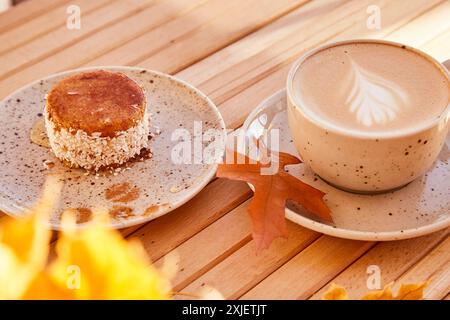 Gesund natürlich kein Backen und kein Zucker leichter Kuchen unter Agavendicksaft. Karotten-Dessert mit einer Tasse Kaffee draußen im Schatten. Stockfoto