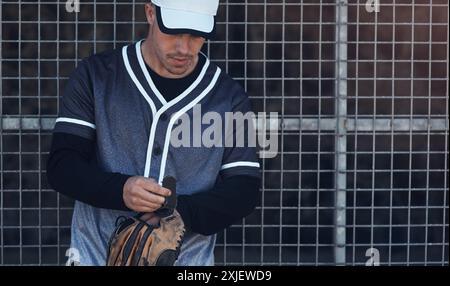 Baseball, Handschuh und bereit für das Spiel, Mann und Profi in Vereinsuniform, Denken und Spielidee. Outdoor, Handschuh und Person mit Leder für Stockfoto