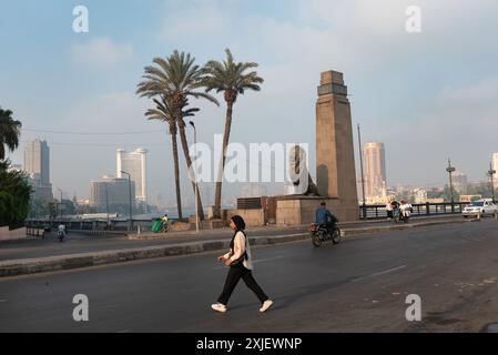 Kairo, Ägypten. Juli 2024. Eine junge muslimische Ägyptin überquert am frühen Morgen die Qasr-El-Nil-Brücke in der Innenstadt von Kairo. (Foto: John Wreford/SOPA Images/SIPA USA) Credit: SIPA USA/Alamy Live News Stockfoto