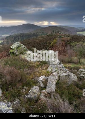 Dramatische Landschaft und Aussicht von den Stiperstones, einem freiliegenden Quarzitgrat in South Shropshire, Großbritannien Stockfoto