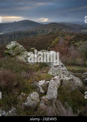 Dramatische Landschaft und Aussicht von den Stiperstones, einem freiliegenden Quarzitgrat in South Shropshire, Großbritannien Stockfoto