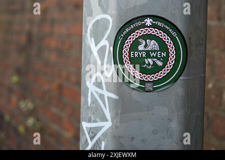 Walisische Sprache Lampen Post Sticker in Cardiff, Juli 2024 Stockfoto