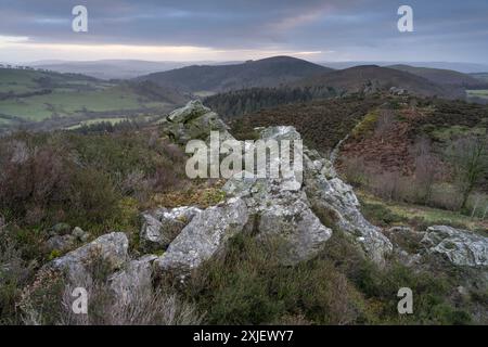 Dramatische Landschaft und Aussicht von den Stiperstones, einem freiliegenden Quarzitgrat in South Shropshire, Großbritannien Stockfoto