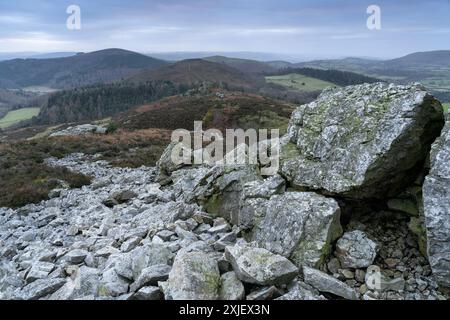 Dramatische Landschaft und Aussicht von den Stiperstones, einem freiliegenden Quarzitgrat in South Shropshire, Großbritannien Stockfoto