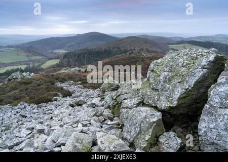 Dramatische Landschaft und Aussicht von den Stiperstones, einem freiliegenden Quarzitgrat in South Shropshire, Großbritannien Stockfoto