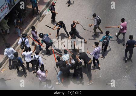 Dhaka, Bangladesch. Juli 2024. Im Rahmen ihres vorab angekündigten vollständigen Stilllegungsprogramms in ganz Bangladesch haben Aktivisten der Quotenreform die Rampura-Straße in Dhaka verbarrikadiert. Während dieser Zeit feuerte die Polizei Gummigeschosse und Tränengasgranaten ab, um die Studenten zu zerstreuen. Es folgten Zusammenstöße, wobei beide Seiten Steine schleuderten und sich an Verfolgungen und Gegenjagden beteiligten. Mehrere Personen von beiden Seiten wurden bei dem Vorfall verletzt. (Kreditbild: © Rubel Karmaker/ZUMA Press Wire) NUR REDAKTIONELLE VERWENDUNG! Nicht für kommerzielle ZWECKE! Stockfoto