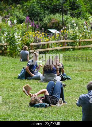 Brighton Großbritannien 18. Juli 2024 - Besucher genießen heute den heißen Sonnenschein in Brightons Royal Pavilion Gardens, da morgen eine Hitzewarnung für den Südosten ausgegeben wurde und die Temperaturen voraussichtlich 30 Grad erreichen werden: Credit Simon Dack / Alamy Live News Stockfoto