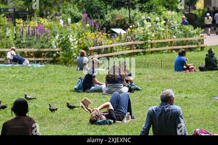 Brighton Großbritannien 18. Juli 2024 - Besucher genießen heute den heißen Sonnenschein in Brightons Royal Pavilion Gardens, da morgen eine Hitzewarnung für den Südosten ausgegeben wurde und die Temperaturen voraussichtlich 30 Grad erreichen werden: Credit Simon Dack / Alamy Live News Stockfoto