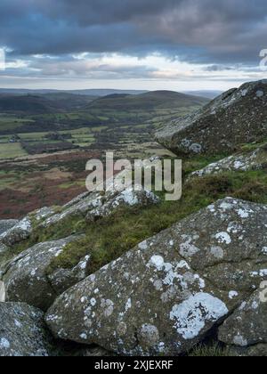 Ein Blick auf Shropshire von der Spitze des Corndon Hill, der an der Grenze von England und Wales in der Nähe von Church Stoke, Powys, Großbritannien liegt Stockfoto