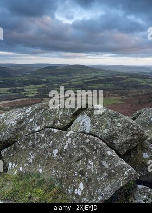 Ein Blick auf Shropshire von der Spitze des Corndon Hill, der an der Grenze von England und Wales in der Nähe von Church Stoke, Powys, Großbritannien liegt Stockfoto