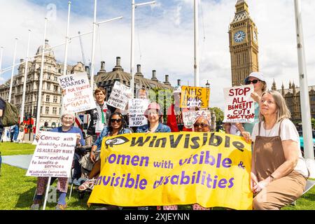 London, Großbritannien. Juli 2024. Behinderte Menschen gegen Kürzungen protestieren, die bessere Rechte für Menschen mit Behinderungen fordern. Quelle: Neil Terry/Alamy Live News Stockfoto