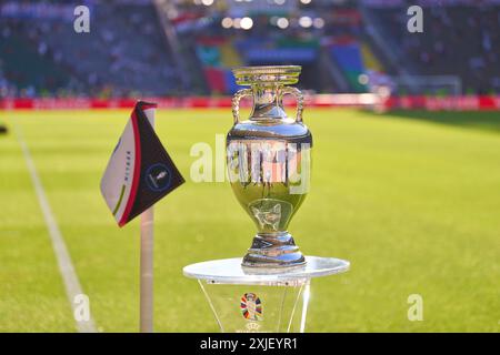 Europameister EM-Pokal, EM, Trophäe, UEFA-EM-Pokal, UEFA Euro Trophy, Siegertrophaee, Fussball-Europameisterschaft, Pokal, im Endspiel SPANIEN - ENGLAND 2-1 der UEFA Europameisterschaften 2024 am 14. Juli 2024 in Berlin. Fotograf: Peter Schatz Stockfoto