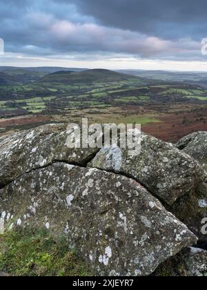 Ein Blick auf Shropshire von der Spitze des Corndon Hill, der an der Grenze von England und Wales in der Nähe von Church Stoke, Powys, Großbritannien liegt Stockfoto