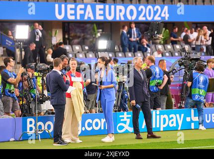 Alexander Bommes, Almuth Schult, ARD-TV-Moderator, Expertin, Esther Sedlaczek, Moderatorin ARD Sport Moderatorin, Sportmoderatorin, Journalistin, Bastian SCHWEINSTEIGER, Co-Moderator ARD im Endspiel SPANIEN - ENGLAND 2-1 der UEFA-Europameisterschaften 2024 am 14. Juli 2024 in Berlin. Fotograf: Peter Schatz Stockfoto