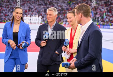 Alexander Bommes, Almuth Schult, ARD-TV-Moderator, Expertin, Esther Sedlaczek, Moderatorin ARD Sport Moderatorin, Sportmoderatorin, Journalistin, Bastian SCHWEINSTEIGER, Co-Moderator ARD im Endspiel SPANIEN - ENGLAND 2-1 der UEFA-Europameisterschaften 2024 am 14. Juli 2024 in Berlin. Fotograf: Peter Schatz Stockfoto