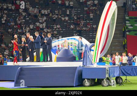 Lamine Yamal (L), ESP 19 wird von William Prince of Wales gratuliert, während Harry KANE, England 9 Gareth Southgate, Headcoach England, traurig neben der Zeremonie nach dem Endspiel SPANIEN - ENGLAND 2-1 der UEFA-Europameisterschaft 2024 am 14. Juli 2024 in Berlin steht. Fotograf: Peter Schatz Stockfoto