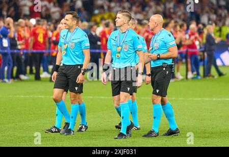 Schiedsrichterteam beim Endspiel der UEFA EURO 2024 Schiedsrichter: Francois Letexier (Frankreich) Schiedsrichterassistenten: Cyril Mugnier, Mehdi Rahmouni (beide Frankreich) Vierter Offizieller: Szymon Marciniak (Polen) Ersatz-Schiedsrichterassistent: Tomasz Listkiewicz (Polen) im Endspiel SPANIEN - ENGLAND 2-1 der UEFA-Europameisterschaften 2024 am 14. Juli 2024 in Berlin. Fotograf: Peter Schatz Stockfoto