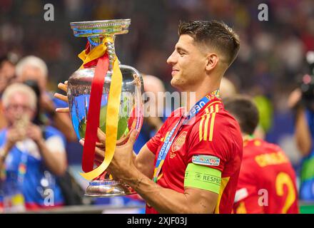 Alvaro Morata, ESP 7 feiern mit Trophäe nach dem Endspiel SPANIEN - ENGLAND 2-1 der UEFA-Europameisterschaft 2024 am 14. Juli 2024 in Berlin. Fotograf: Peter Schatz Stockfoto