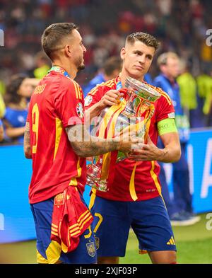 Alvaro Morata, ESP 7 Joselu, ESP 9 feiern mit Trophäe nach dem Endspiel SPANIEN - ENGLAND 2-1 der UEFA-Europameisterschaften 2024 am 14. Juli 2024 in Berlin. Fotograf: Peter Schatz Stockfoto