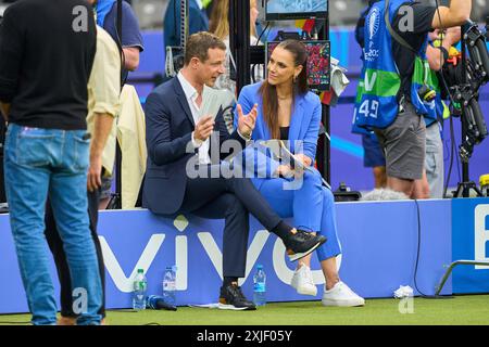 Alexander Bommes, Almuth Schult, ARD-TV-Moderator, Expertin, Esther Sedlaczek, Moderatorin ARD Sport Moderatorin, Sportmoderatorin, Journalistin, Bastian SCHWEINSTEIGER, Co-Moderator ARD im Endspiel SPANIEN - ENGLAND 2-1 der UEFA-Europameisterschaften 2024 am 14. Juli 2024 in Berlin. Fotograf: Peter Schatz Stockfoto