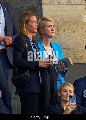 Manuela Schwesig (R), SPD Politikerin, Mitglied des Bundesrates der Bundesrepublik Deutschland im Endspiel SPANIEN - ENGLAND 2-1 der UEFA-Europameisterschaften 2024 am 14. Juli 2024 in Berlin. Fotograf: Peter Schatz Stockfoto