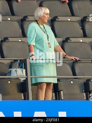 Claudia Roth (Grüne) Beauftragte der Bundesregierung für Kultur und Medien und Abgeordnete des Deutschen Bundestages im Endspiel SPANIEN - ENGLAND 2-1 der UEFA-Europameisterschaften 2024 am 14. Juli 2024 in Berlin. Fotograf: Peter Schatz Stockfoto