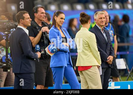 Alexander Bommes, Almuth Schult, ARD-TV-Moderator, Expertin, Esther Sedlaczek, Moderatorin ARD Sport Moderatorin, Sportmoderatorin, Journalistin, Bastian SCHWEINSTEIGER, Co-Moderator ARD im Endspiel SPANIEN - ENGLAND 2-1 der UEFA-Europameisterschaften 2024 am 14. Juli 2024 in Berlin. Fotograf: Peter Schatz Stockfoto