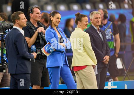 Alexander Bommes, Almuth Schult, ARD-TV-Moderator, Expertin, Esther Sedlaczek, Moderatorin ARD Sport Moderatorin, Sportmoderatorin, Journalistin, Bastian SCHWEINSTEIGER, Co-Moderator ARD im Endspiel SPANIEN - ENGLAND 2-1 der UEFA-Europameisterschaften 2024 am 14. Juli 2024 in Berlin. Fotograf: Peter Schatz Stockfoto