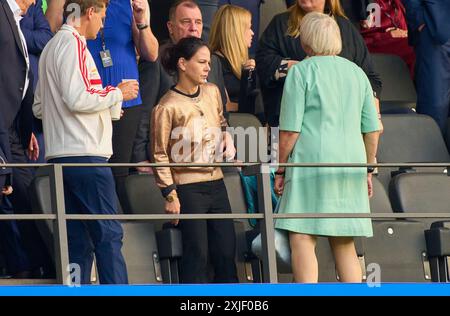 Annalena Baerbock (M), Grüne , GER Aussenministerin Claudia Roth (R)(Grüne) Beauftragte der Bundesregierung für Kultur und Medien und Abgeordnete des Deutschen Bundestages im Endspiel SPANIEN - ENGLAND 2-1 der UEFA-Europameisterschaften 2024 am 14. Juli 2024 in Berlin. Fotograf: Peter Schatz Stockfoto