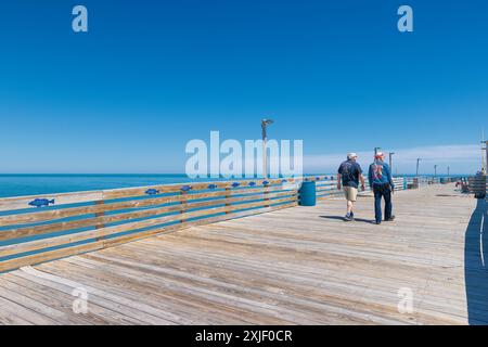 Avon, Outer, Banks, North Carolina, USA - 26. April 2024: Menschen genießen den Avon Pier, sehen die Aussicht und fischen. Stockfoto