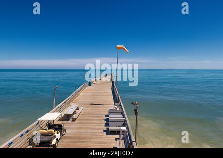 Avon, Outer, Banks, North Carolina, USA - 26. April 2024: Menschen genießen den Avon Pier, sehen die Aussicht und fischen. Stockfoto